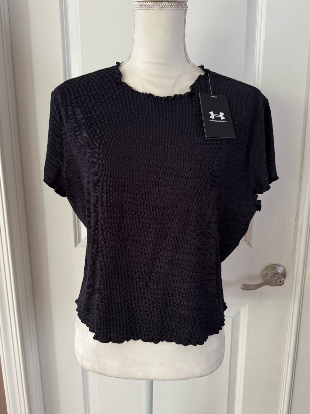 Under Armour Women's Black Short Sleeve Crinkle Top. Size XL. MSRP $120